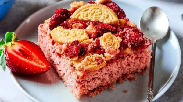 Strawberry Crunch Cake Recipe – A Sweet and Crunchy